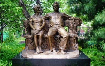 Памятник В.П Астафьеву и его жене